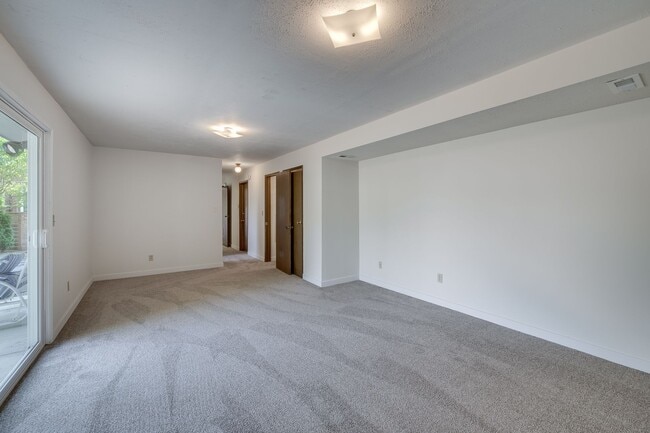 Building Photo - Nice and quiet neighborhood in Bellevue sc...