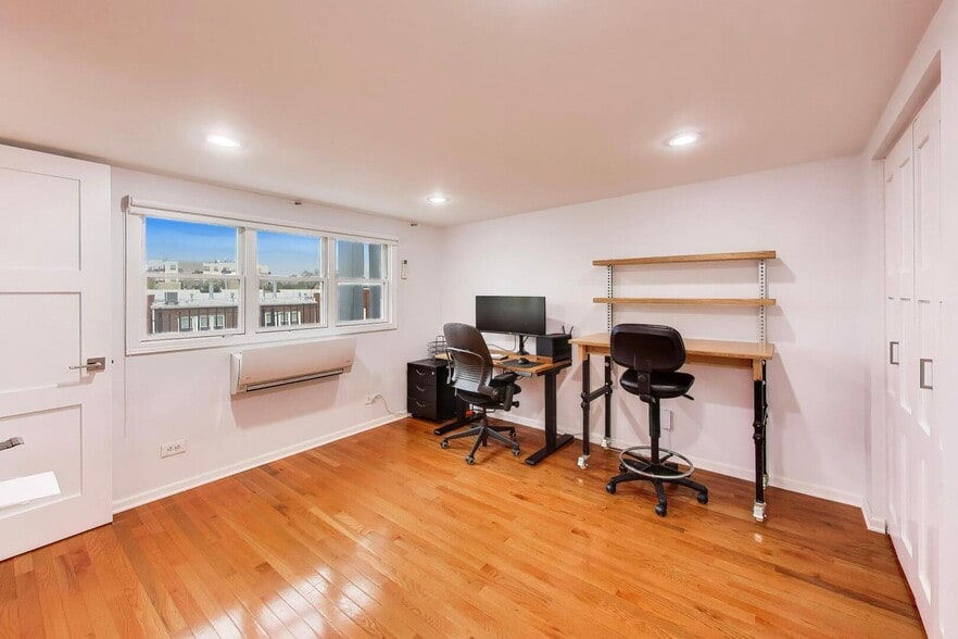 Building Photo - 2810 N Wolcott Ave