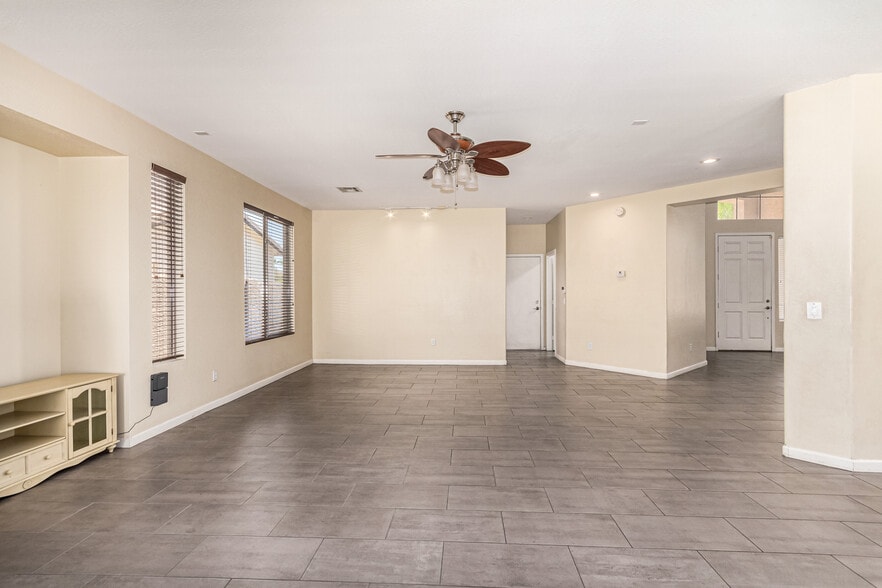 Building Photo - 6804 W Lone Cactus Dr