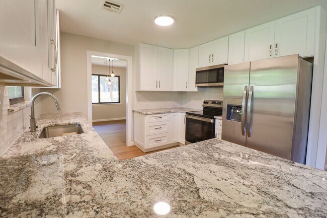 Building Photo - Beautifully Redone 3 Bedroom South Tulsa H...