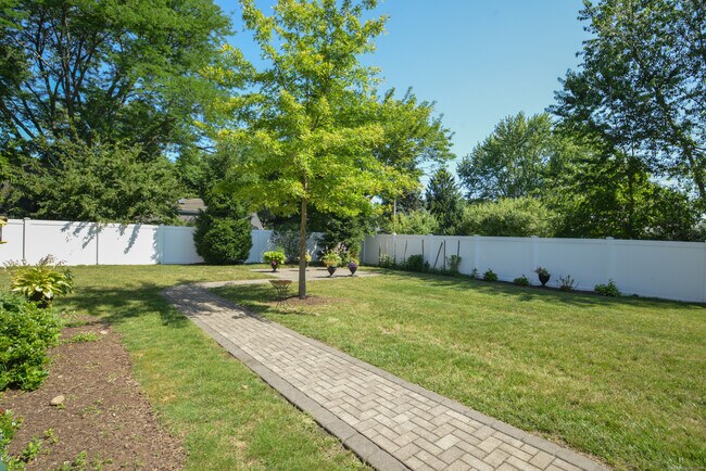 Building Photo - 341 Meadowside Rd