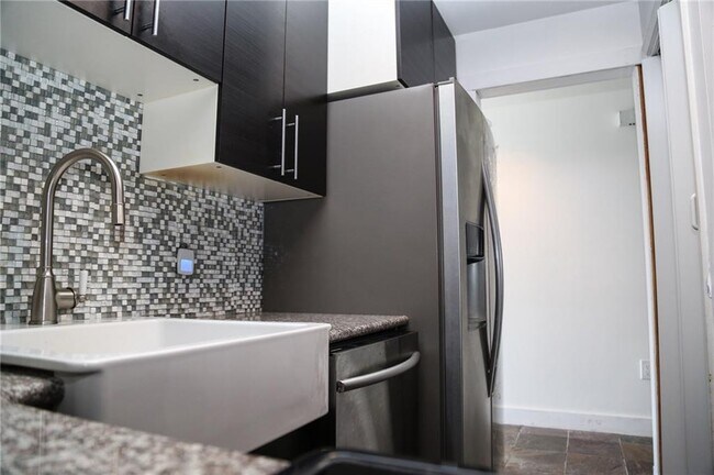 Building Photo - 74 Tell St