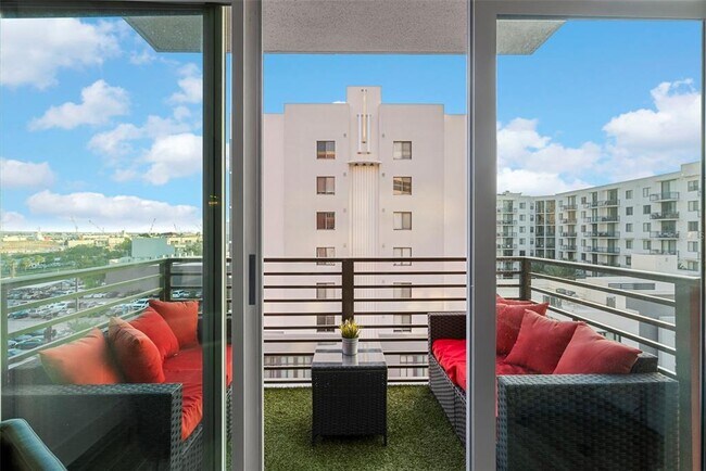 Building Photo - 1208 E Kennedy Blvd