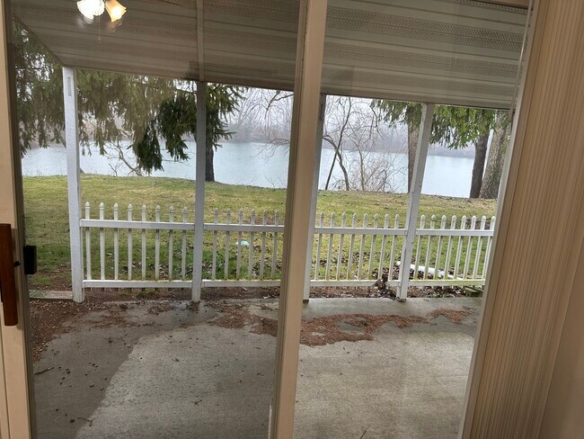 Building Photo - 1072 Lakeshore Dr