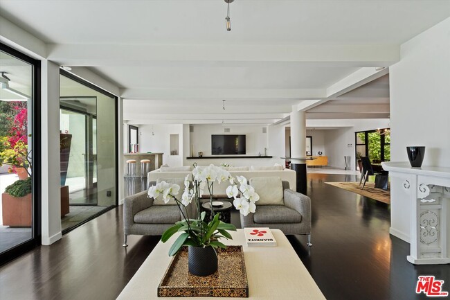 Building Photo - 2328 San Ysidro Dr