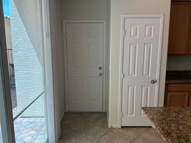 Building Photo - 2 Story detached home 3 bedrooms 2.5 bathrooms 2 car garage