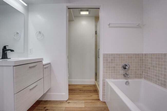 Building Photo - 435 N Oakhurst Dr