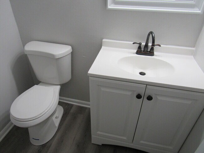 Building Photo - Cozy 2 bedrooms and 1.5 baths townhome located in Lee's Summit