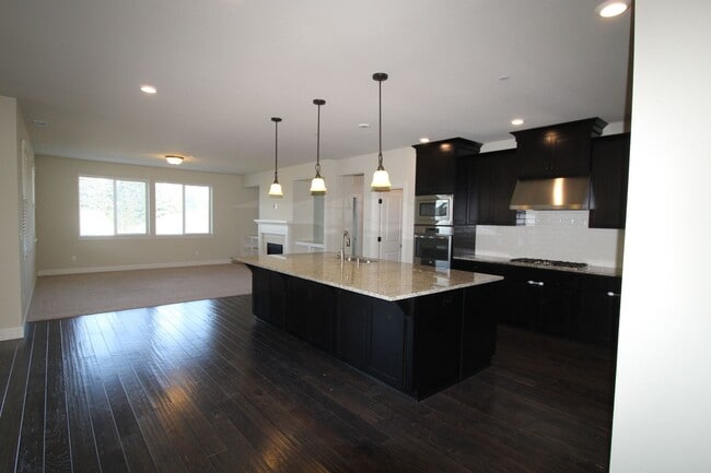 Building Photo - WELL MAINTAINED, BEAUTIFUL 5 BR HOME IN THE CAMAS HILLS!