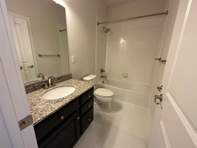 Building Photo - Gorgeous 4-Bed 3.5-Bath Townhouse next to ...