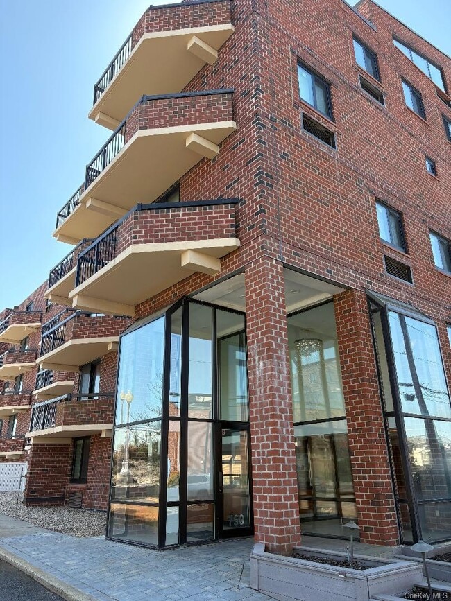 Building Photo - 750 W Broadway 5Q