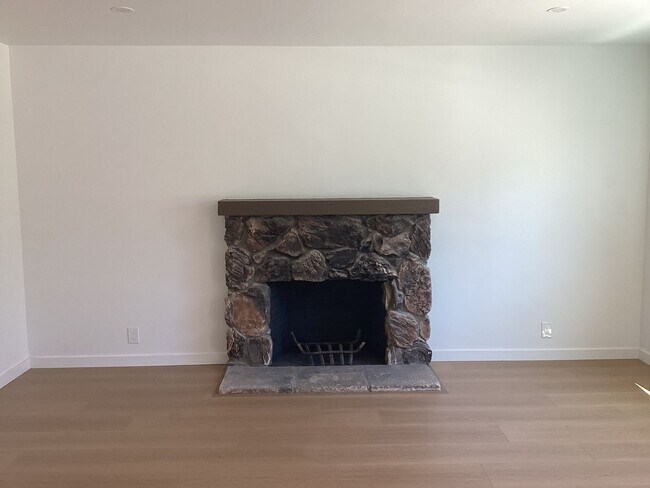 Building Photo - Newly remodeled