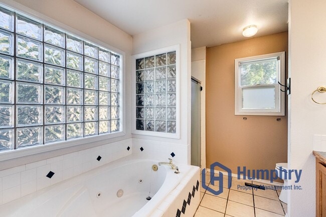 Building Photo - Charming home minutes from Settler's Park