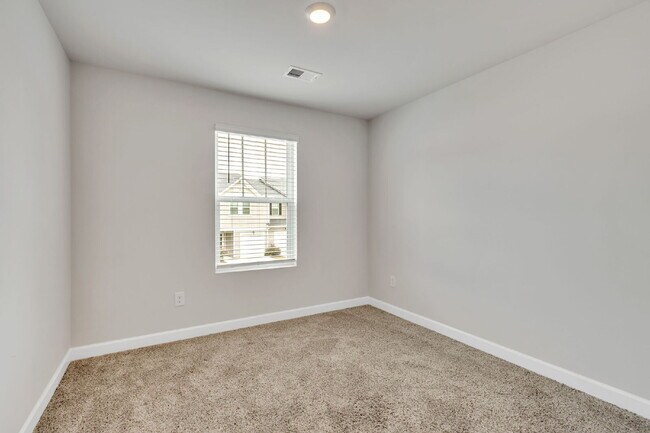 Building Photo - Two-story 3BR/2.5BA townhome in Foxcroft T...