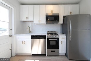 Building Photo - 9 E Holly Ave