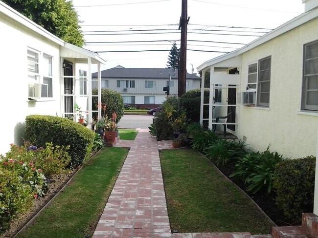 Building Photo - Adorable studio in desirable Burbank area!