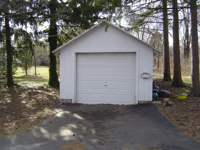 one car garage - 230 S Hope Chapel Rd
