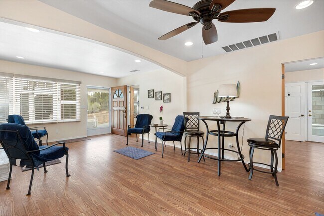 Building Photo - West Hills Home - Peaceful Semi-Rural Living