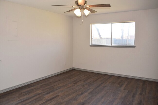 Building Photo - 811 Meadowlark Dr