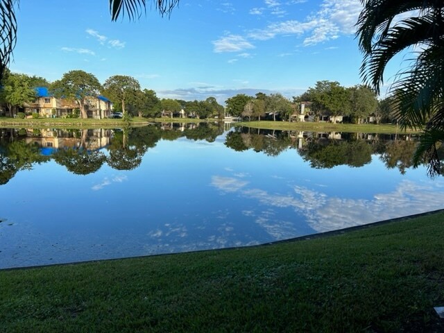 Building Photo - 231 Jacaranda Dr