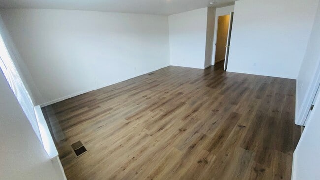 Building Photo - Gorgeous Remodeled Spacious 4 bedroom