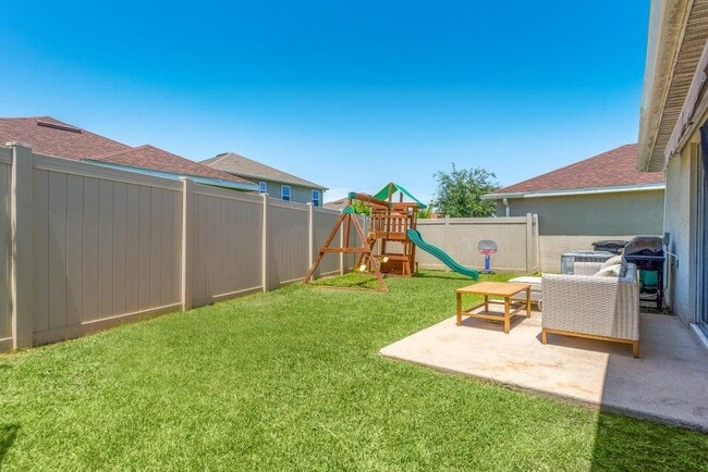 Building Photo - 5940 NW Pine Trail Cir