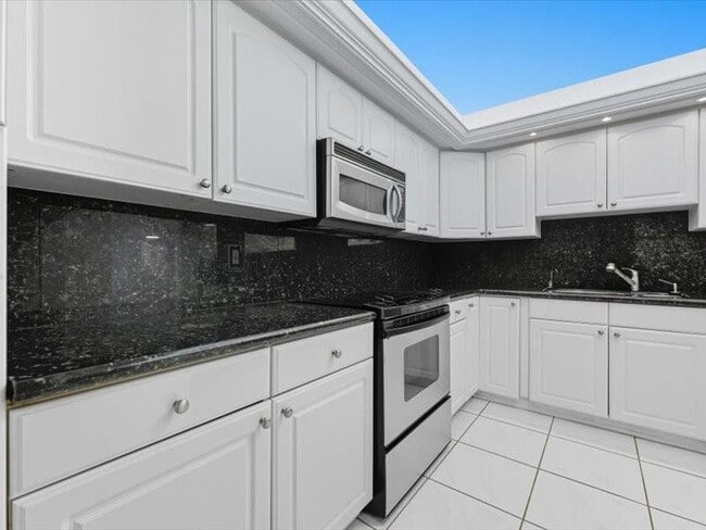 Building Photo - 4900 N Ocean Blvd