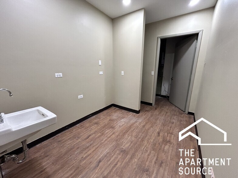 Building Photo - 4956 W Irving Park Rd