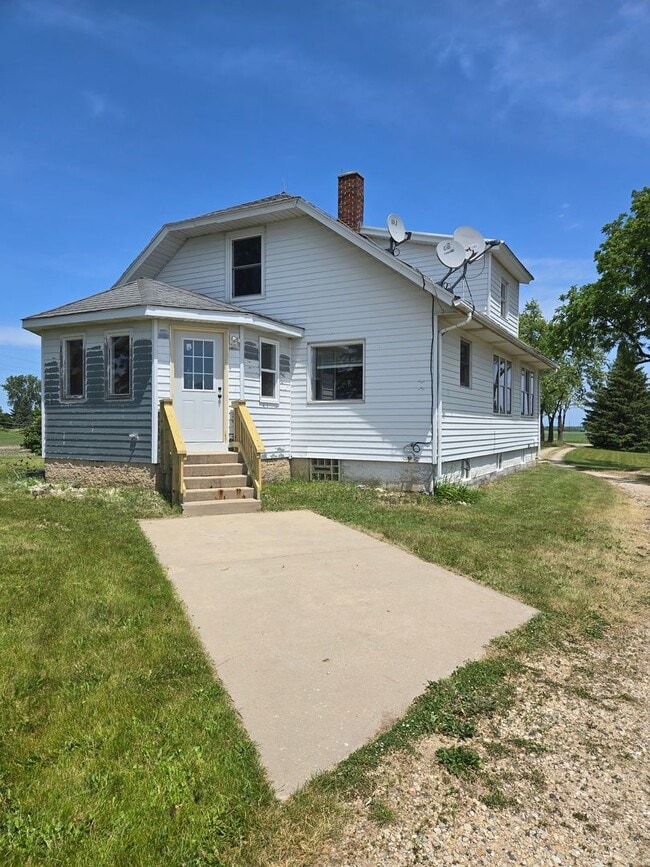 Building Photo - Large 4 Bedroom Farmhouse