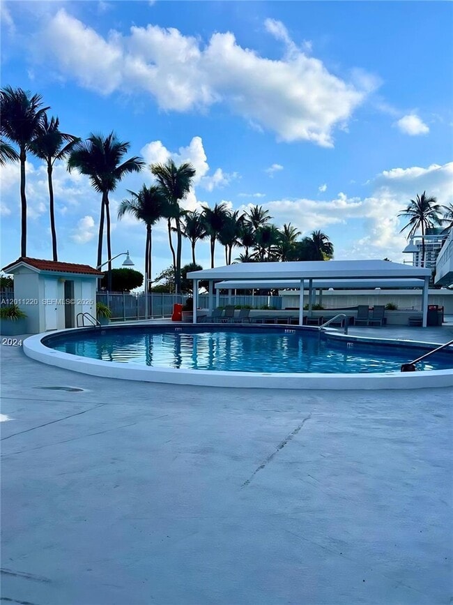 Building Photo - 2899 Collins Ave