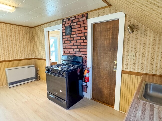 Building Photo - 334 Elm St