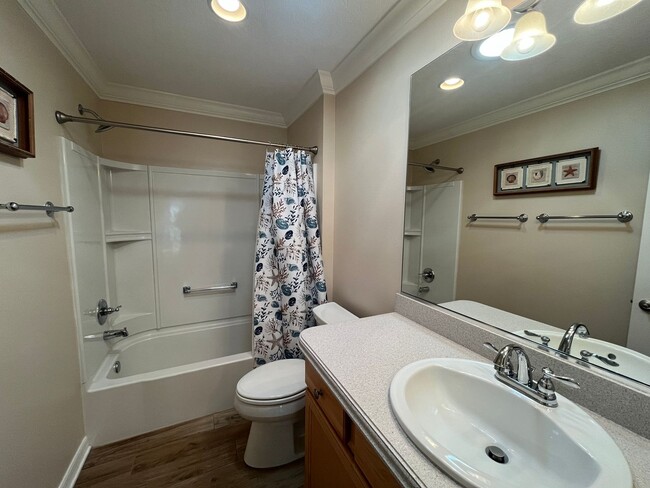 Building Photo - 3-bedroom, 2-bathroom furnished home in Th...