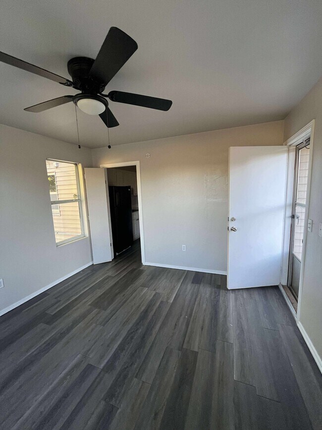 Building Photo - 701 E Holman Ct