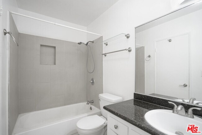 Building Photo - 425 S Kenmore Ave