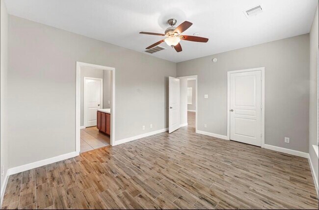 Building Photo - 10910 Woodwind Shadows Dr