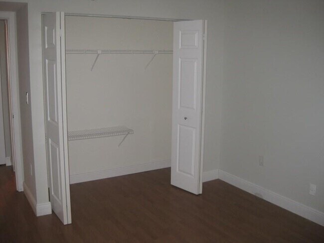 Building Photo - 711 N Pine Island Rd