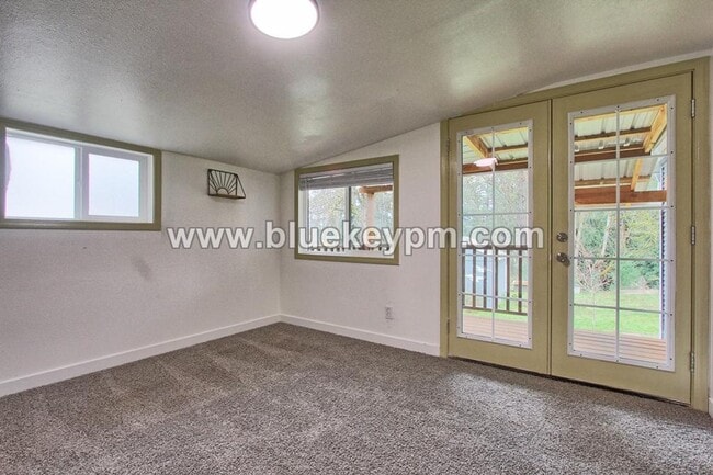 Building Photo - 2 Bed, 2 Bath Home with Large Yard Near Kiggins Bowl