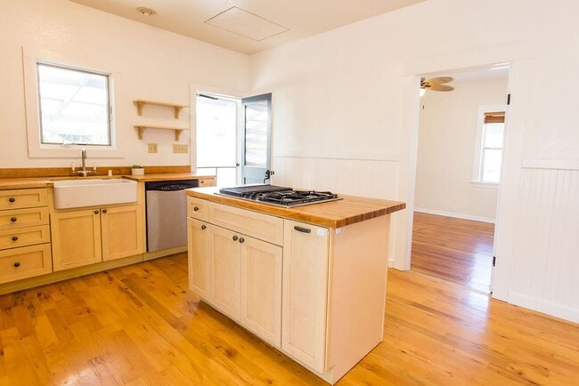 Building Photo - Charming 2 Bedroom House with Expansive Wo...