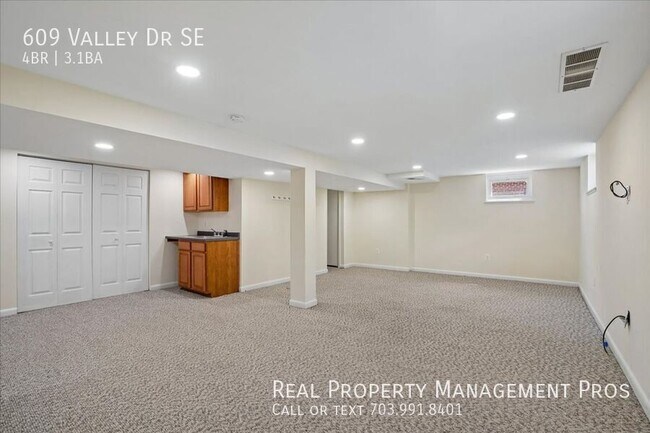 Building Photo - 609 Valley Dr SE