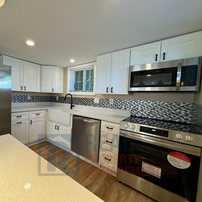 Building Photo - Giles/Valenzuela - 3204 (Cascade Group - G...
