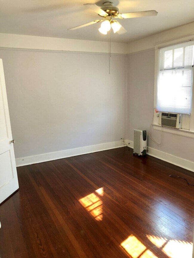 Building Photo - Large 1BD1BA w/ screened in porch