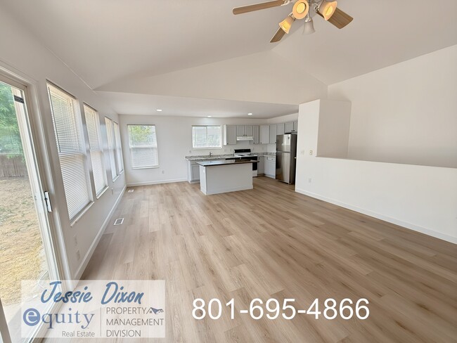 Building Photo - 108 W Oaks Dr