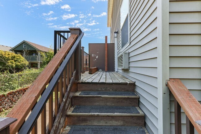 Building Photo - 2020 NE Rodney Ave