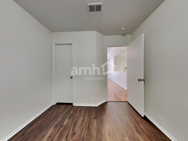 Building Photo - 828 Norfolk Dr