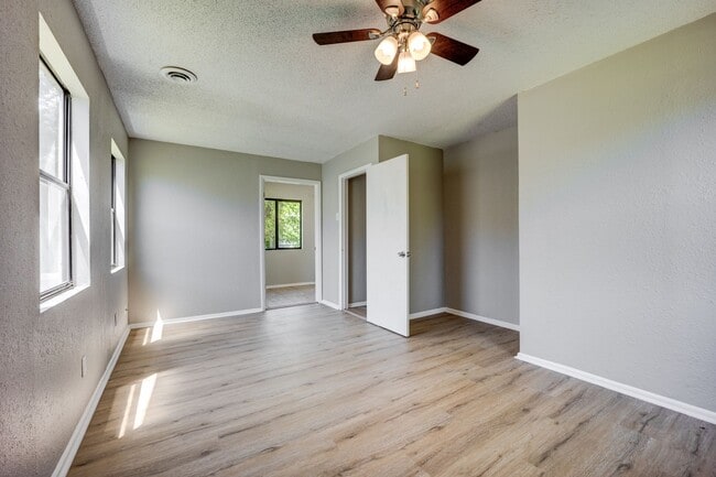 Building Photo - ***Free Month Rent, Low Deposit*** Freshly Updated 3 Bedroom House