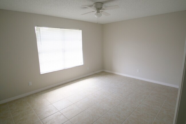 Building Photo - Spacious 3BR/2BA Home | Large Yard | Lawn Care Included | Prime Port St. Lucie Location