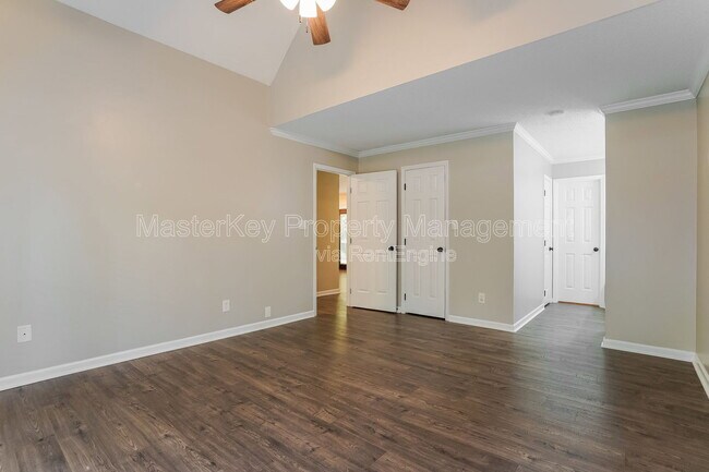 Building Photo - 220 W Elm Ave