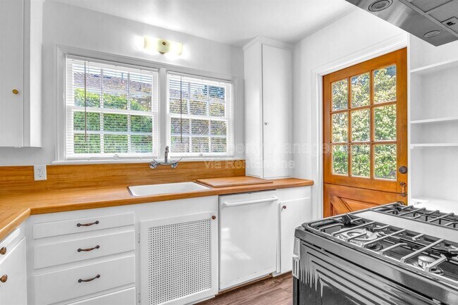 Building Photo - 84 Vía Del Pinar