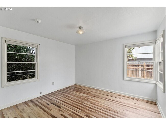 Building Photo - 2 bedroom duplex in Amazon Neighborhood