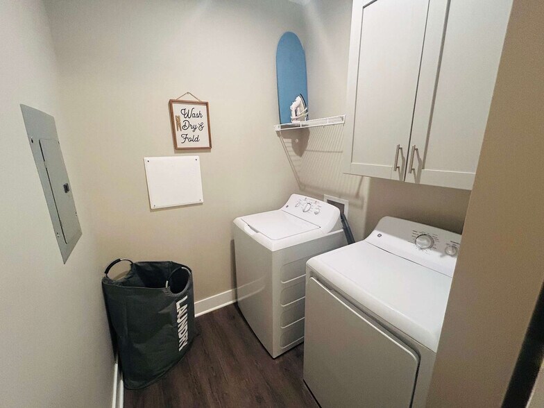 Building Photo - 3939 Pinot Dr